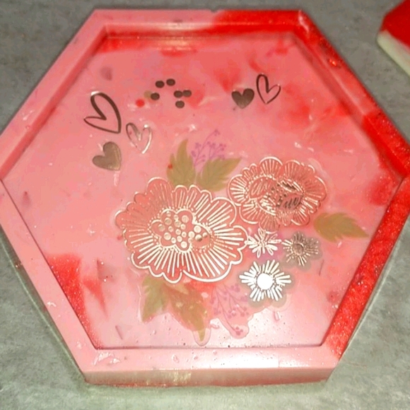 Handcrafted coaster w/family in red - Picture 3 of 6